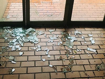 強風飛来物によるガラス破損二次被害