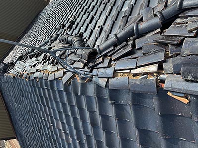 地震による屋根瓦棟部崩落被害